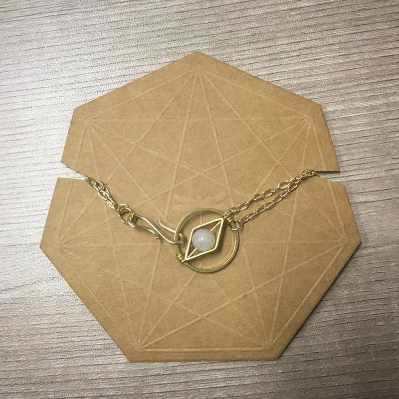 [worldsmellsdifferent handcraft lab]  手作小惑星月亮石手链 天然石 水晶 - 手链/手环 - 宝石 白色