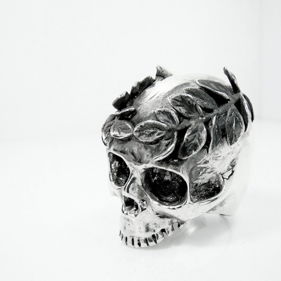 Skull with leaf crown ring in white bronze and oxidized antique color ,Rocker jewelry ,Skull jewelry,Biker jewelry - 戒指 - 其他金属 