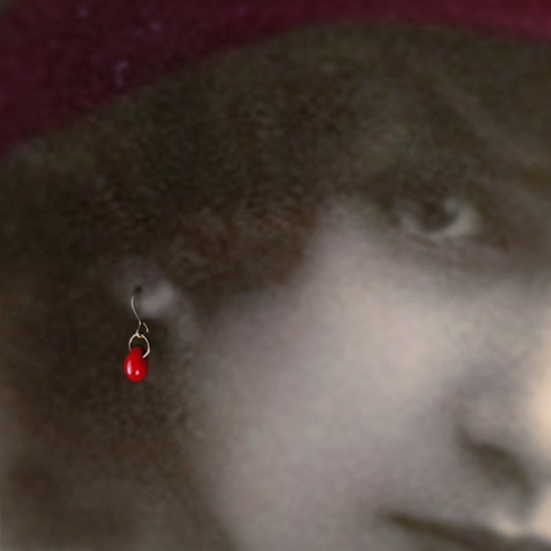 The Happy Prince - 告密的心 古董血红色泪滴玻璃珠黄铜极简耳环 - 耳环/耳夹 - 玻璃 红色