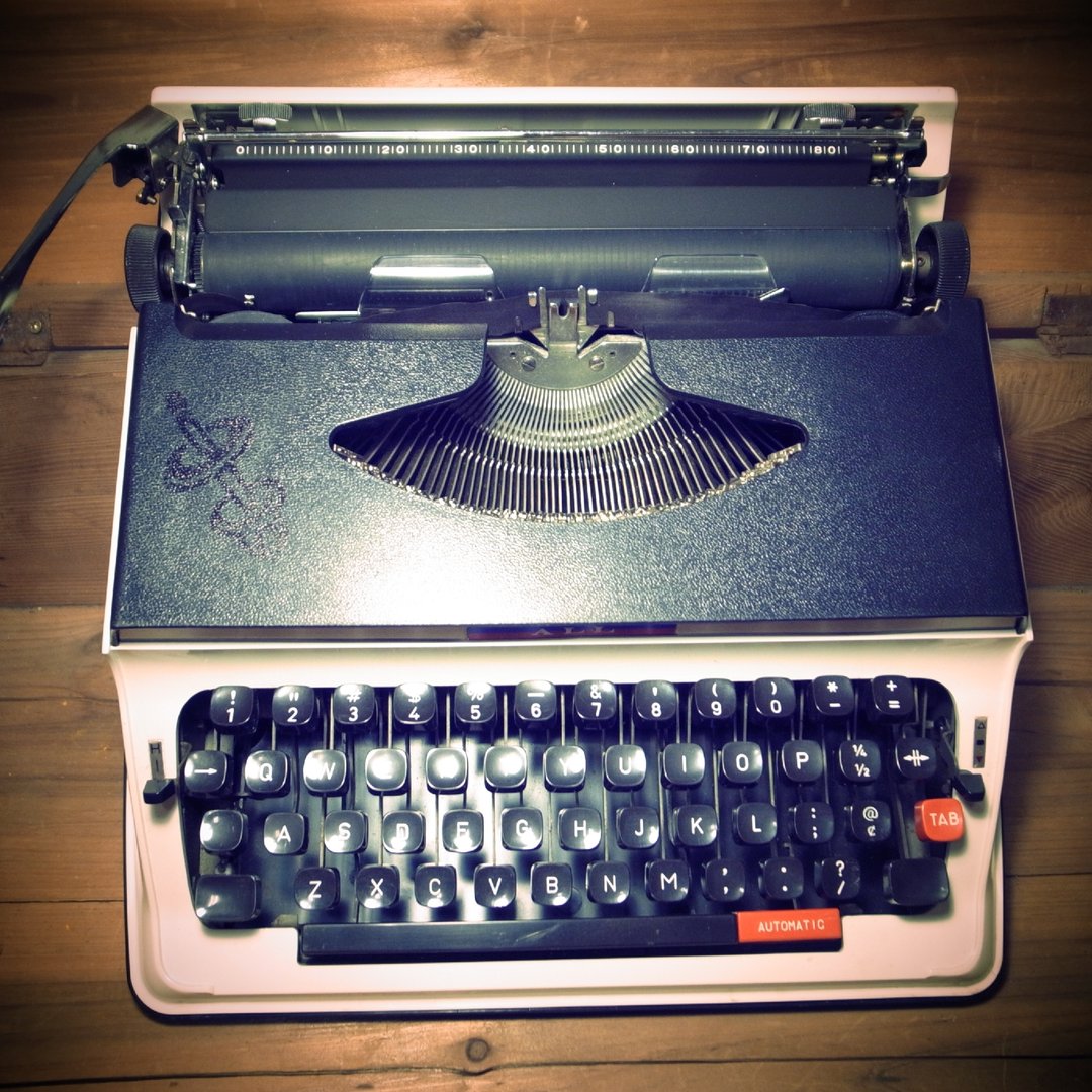 [ 老骨头 ] 早期 日本制 白色 portable 打字机 无法使用 VINTAGE 摆设 装饰 古董 普普风 工业 - 其他 - 其他金属 白色