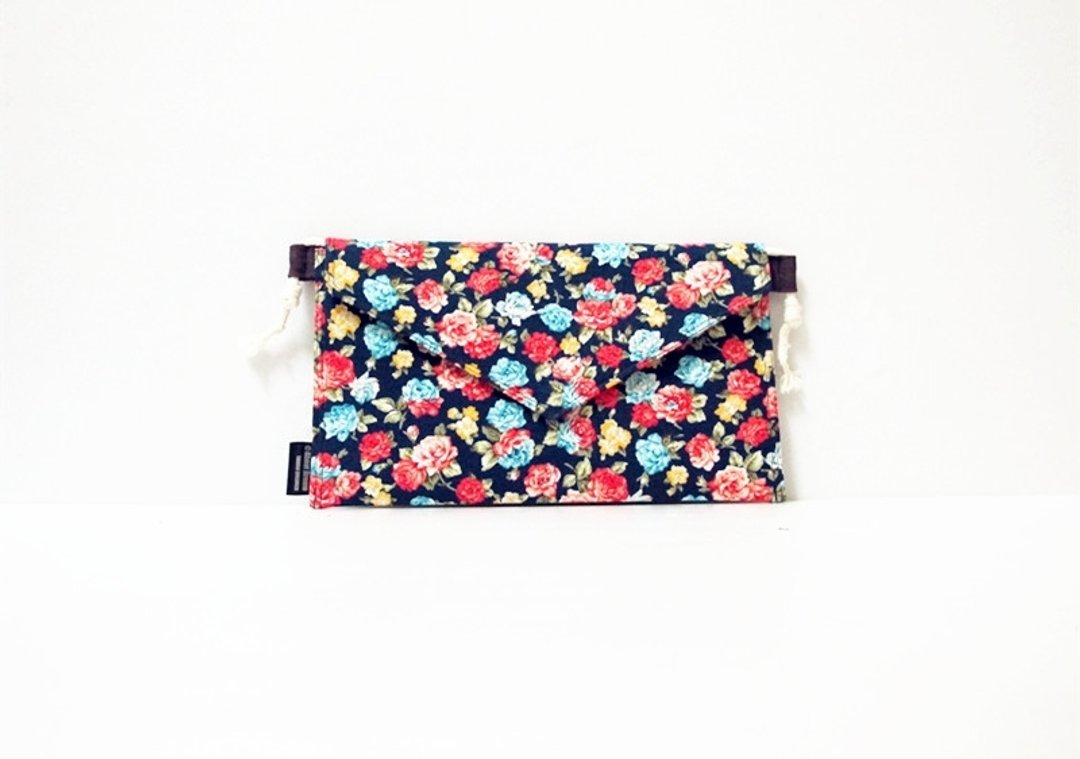 【手拿侧背信封Dream Bag-靛青蓝色小花朵】 - 手拿包 - 其他材质 多色