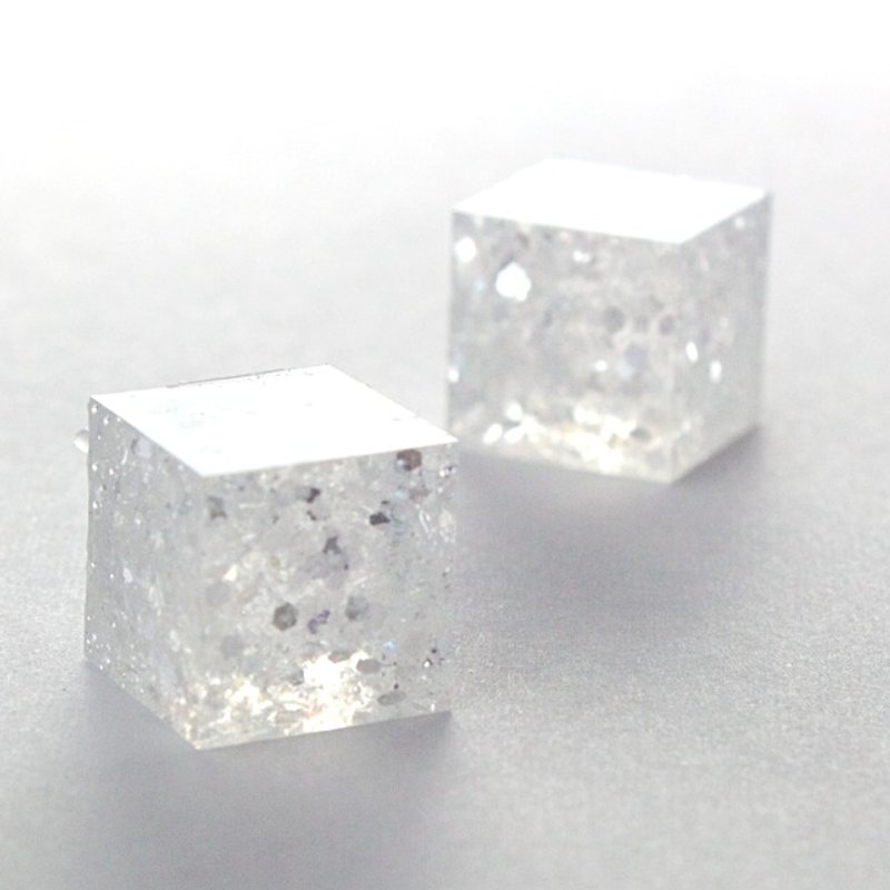 Cube Pierce (sugar cube) - 耳环/耳夹 - 其他材质 白色
