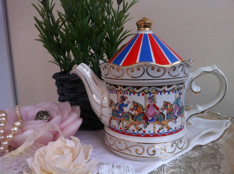  ♥安妮疯古物♥ 英国骨瓷Sadler 旋转木马图案手绘描金骨瓷咖啡壶,花茶壶～ 库存新品,可爱 - 茶具/茶杯 - 其他材质 红色