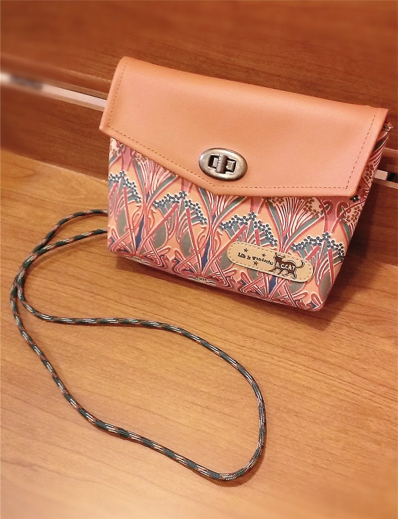 【巧手猫x城市猫】斜背包  转扣转扣 信封包 相机收纳包  几何线条 复古老花布 - 侧背包/斜挎包 - 真皮 红色