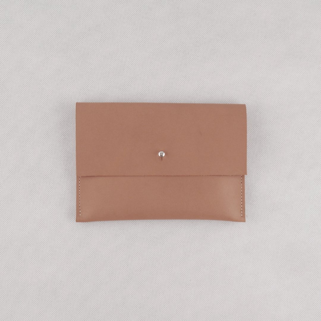 RRENAE Leatherware / 奶茶色．小物包(Ｍ)．化妆包 - 化妆包/杂物包 - 真皮 卡其色