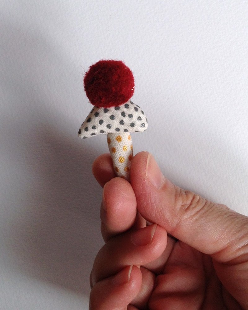 Mushrooms brooch (dark red pom-poms) - 胸针 - 其他材质 红色