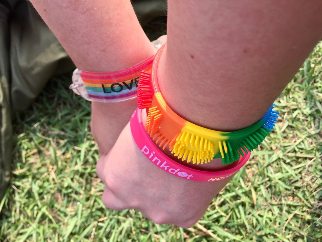 六色彩虹LOVE拍拍手带 LGBTQ+ - 手链/手环 - 硅胶 多色