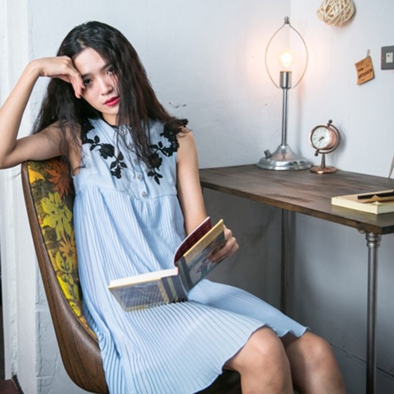 马克是冒险女孩 刺绣上衣与百折高腰娃娃洋装 - 洋装/连衣裙 - 其他材质 多色