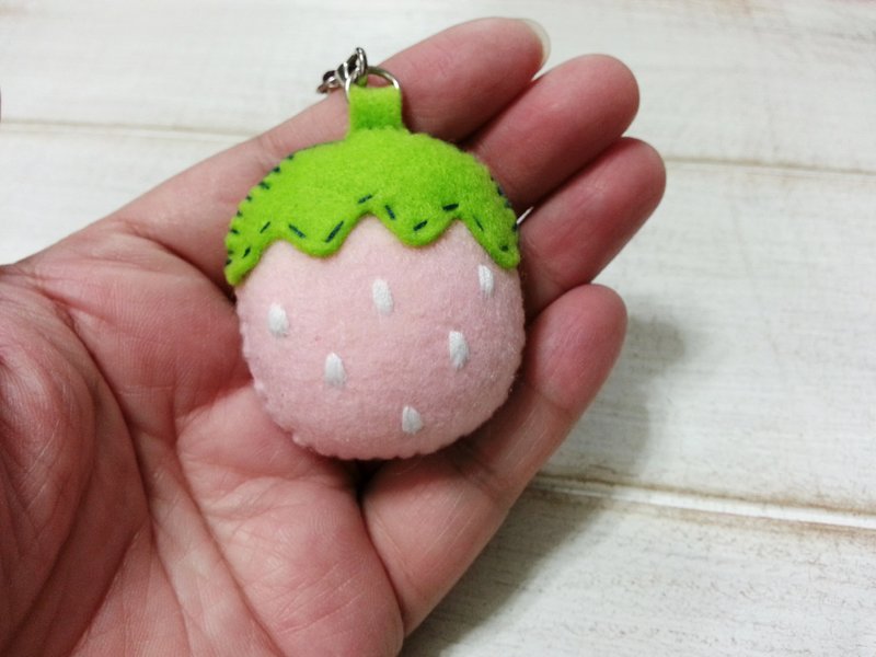 粉红草莓吊饰/钥匙圈(也可制作成别针) - 钥匙链/钥匙包 - 其他材质 粉红色