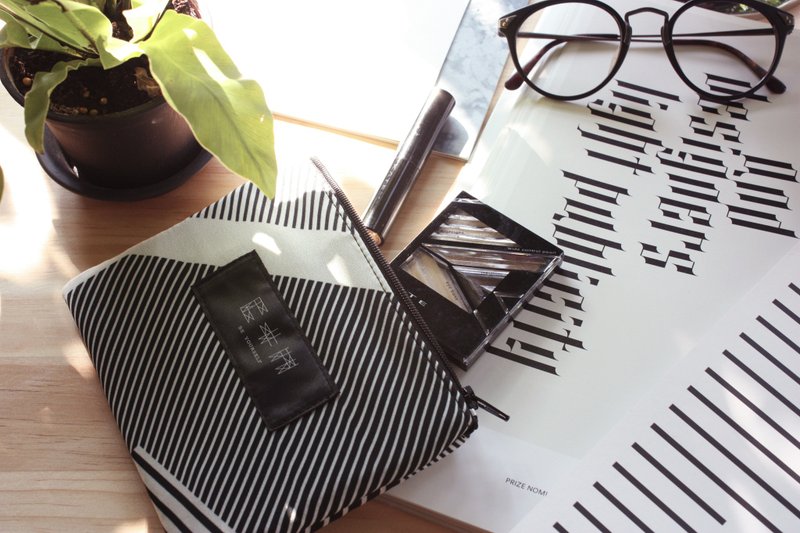 袋中袋收纳小随身包-光影线条个性款/可放行动电源、化妆品或收纳零钱与钞票的小零钱包(随机线条) - 化妆包/杂物包 - 其他材质 黑色