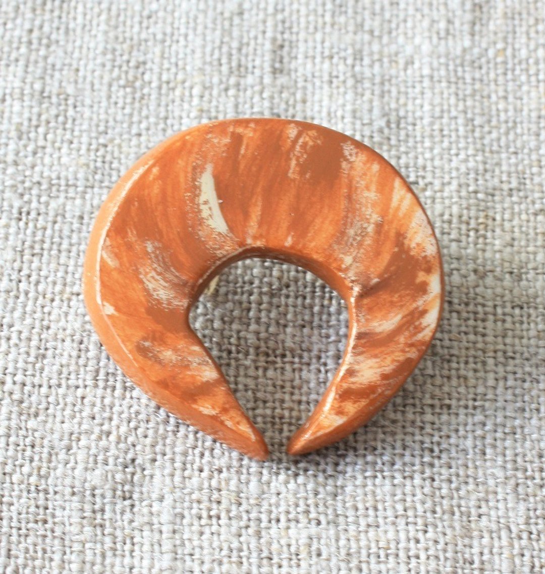 Croissant brooch - 胸针 - 粘土 咖啡色