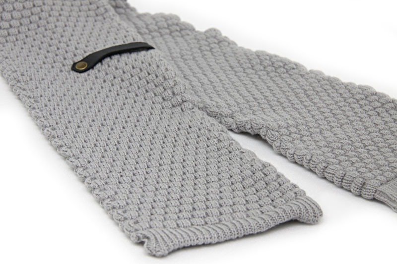 【围衣】高雅灰立体玉米花特殊针织与皮扣条窄版围巾 - 丝巾 - 其他材质 灰色