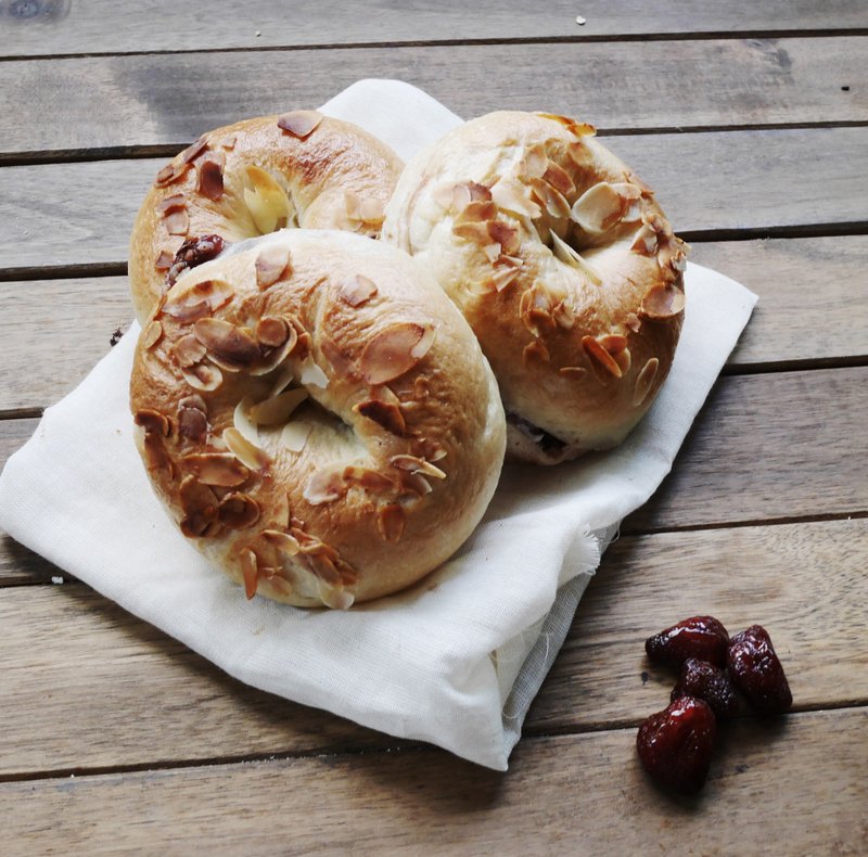 酒酿草莓起司贝果 - 面包/吐司 - 新鲜食材 红色