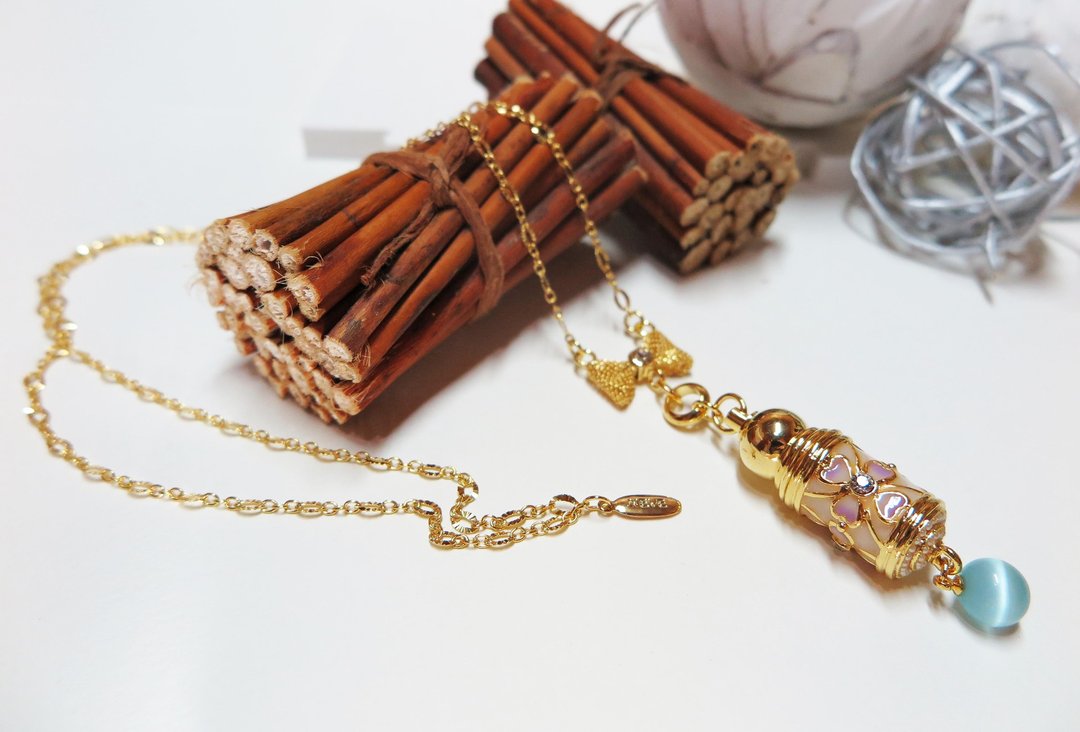  Neve Jewelry 经典细致金 蝴蝶结香水瓶项链(白/金色) - 项链 - 其他金属 蓝色