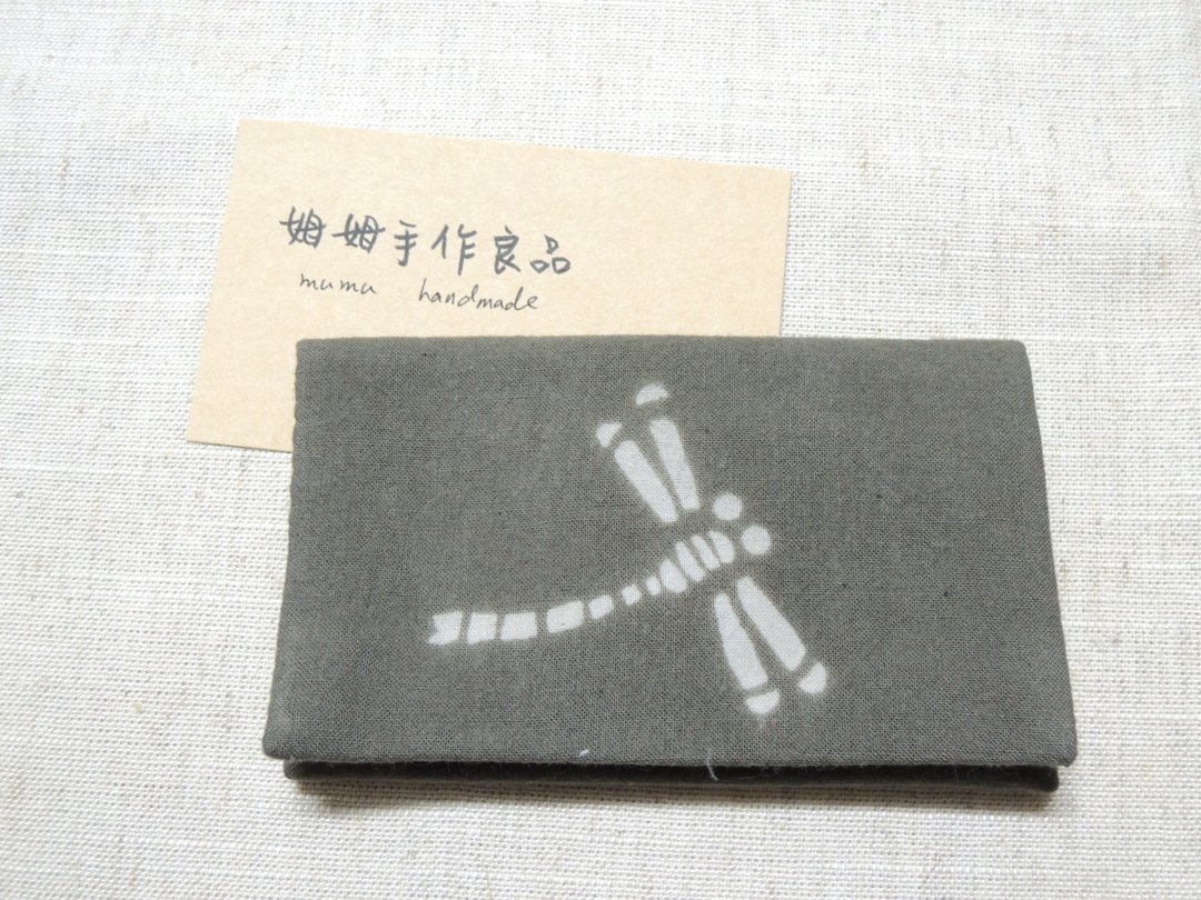 【姆姆草木染】榄仁叶深灰色植物染名片夹(蜻蜓款) - 名片架/名片座 - 棉 灰色