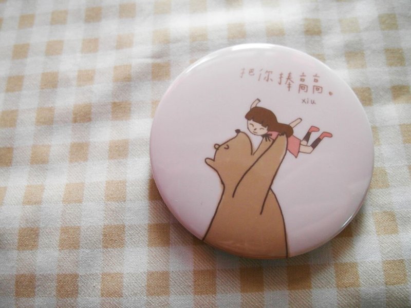 咻咻熊/把你捧高高/-5.8cm胸章 - 徽章/别针 - 塑料 红色