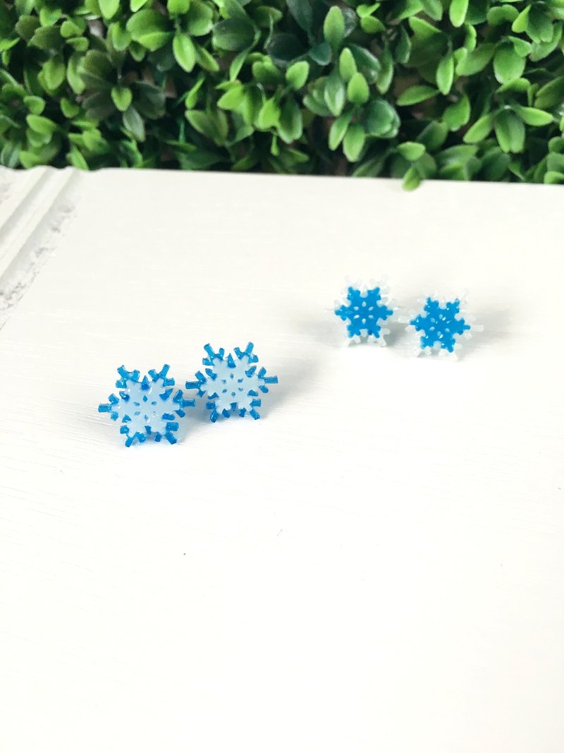 *Haku·Neko* [冬日限定] 蓝x白雪花片片耳环 (蓝色) - 耳环/耳夹 - 硅胶 蓝色