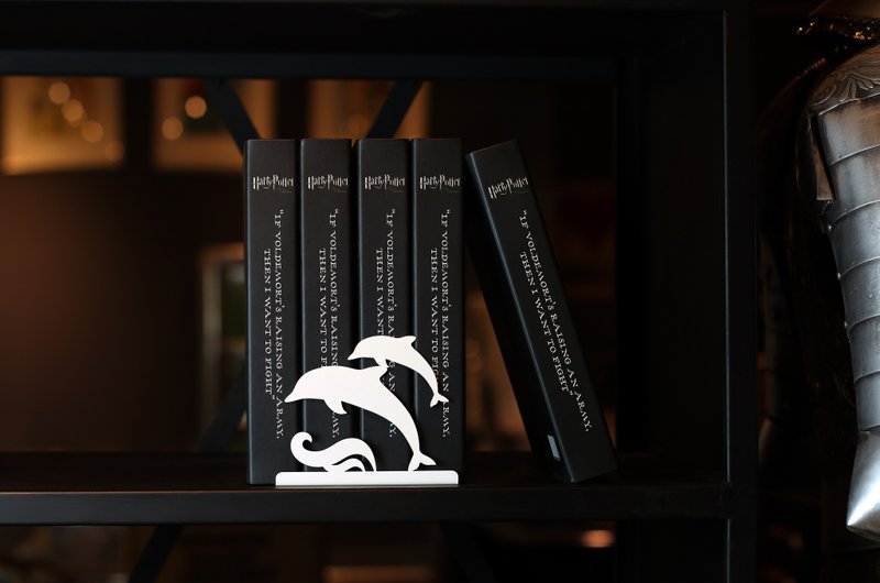 【OPUS东齐金工】欧式铁艺书挡/创意书架/书夹/居家摆饰(海豚-白) - 收纳用品 - 其他金属 白色