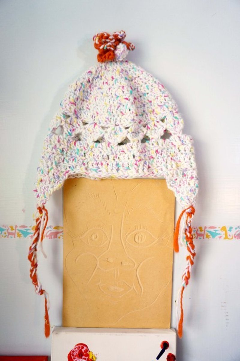 ｛白彩点撞暖橘辫子遮耳毛帽｝ - 帽子 - 其他材质 白色