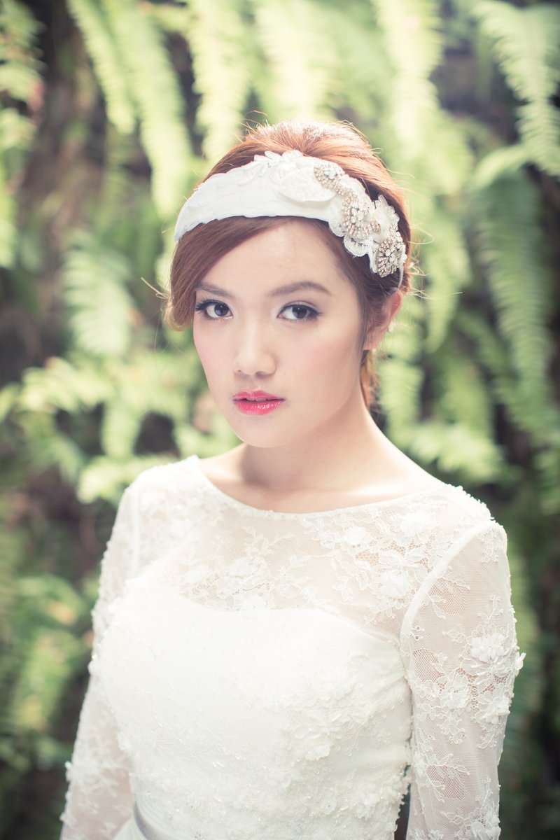 《Being of Love》芭蕾舞娘羽毛结婚髪饰／新娘髪箍头饰 ／西式婚礼手工制婚礼配饰 - 发饰 - 其他材质 白色