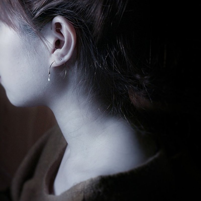 微星尘 - 微型珍珠陨石耳环 珍珠微型珠宝 极简半圆耳针 耳环 - 耳环/耳夹 - 宝石 白色