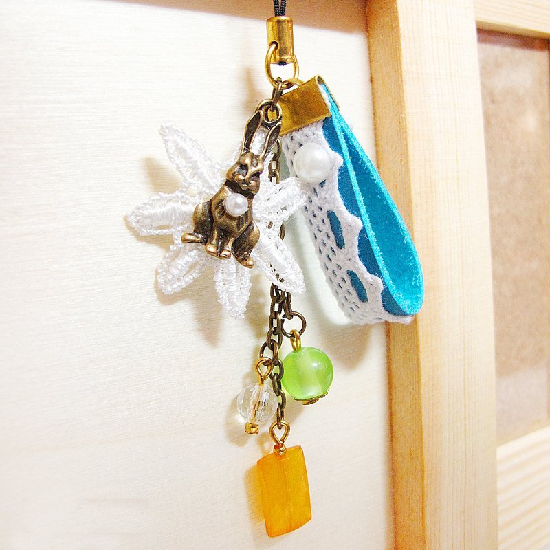 {朵儿兔} 花朵皮蕾丝兔手工吊饰 - 吊饰 - 压克力 蓝色