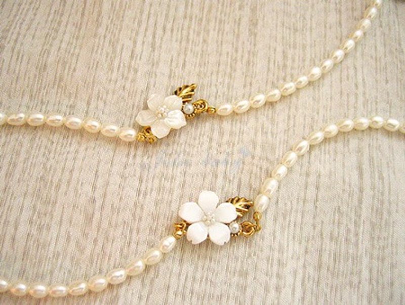 [Jolie baby] 樱飞雪舞--贝壳雕花淡水珍珠手链 - 手链/手环 - 其他材质 白色