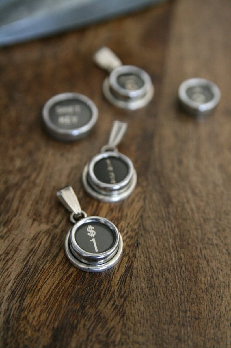 经典老件，书写的钢琴手，30年代打字机键盘坠饰。 - 项链 - 玻璃 黑色