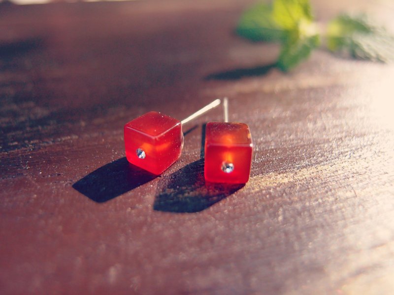 【DODOWU手作轻珠宝】《天然石贴耳耳环/红玛脑》手工制作/平价设计珠宝/抗过敏/中性/可以改夹式 - 耳环/耳夹 - 其他材质 红色