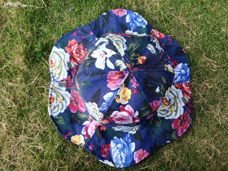 【Qucky】丹宁印花／硬挺伞状花朵帽 - 帽子 - 其他材质 蓝色