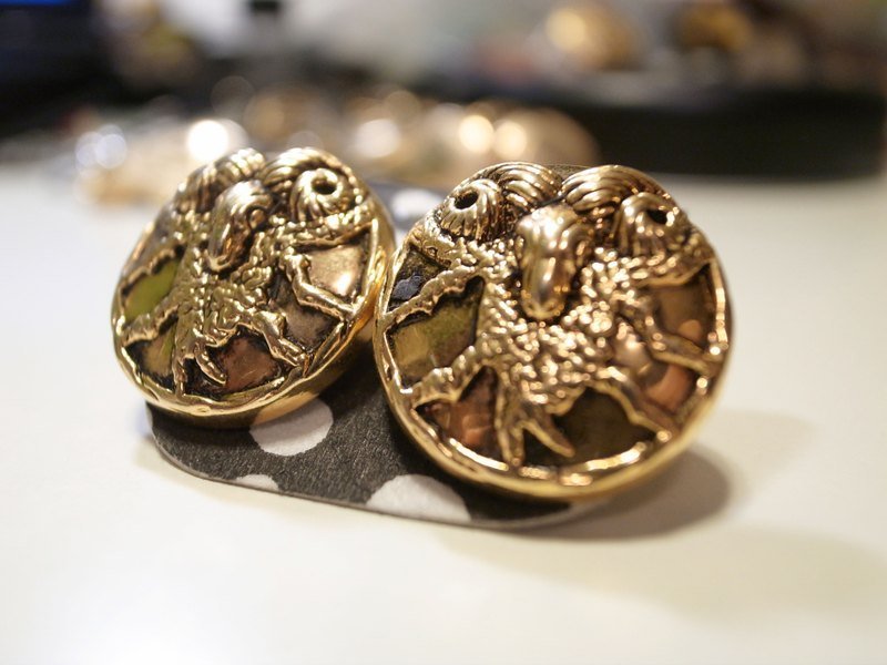 长鬃山羊耳环 - 耳环/耳夹 - 其他材质 金色