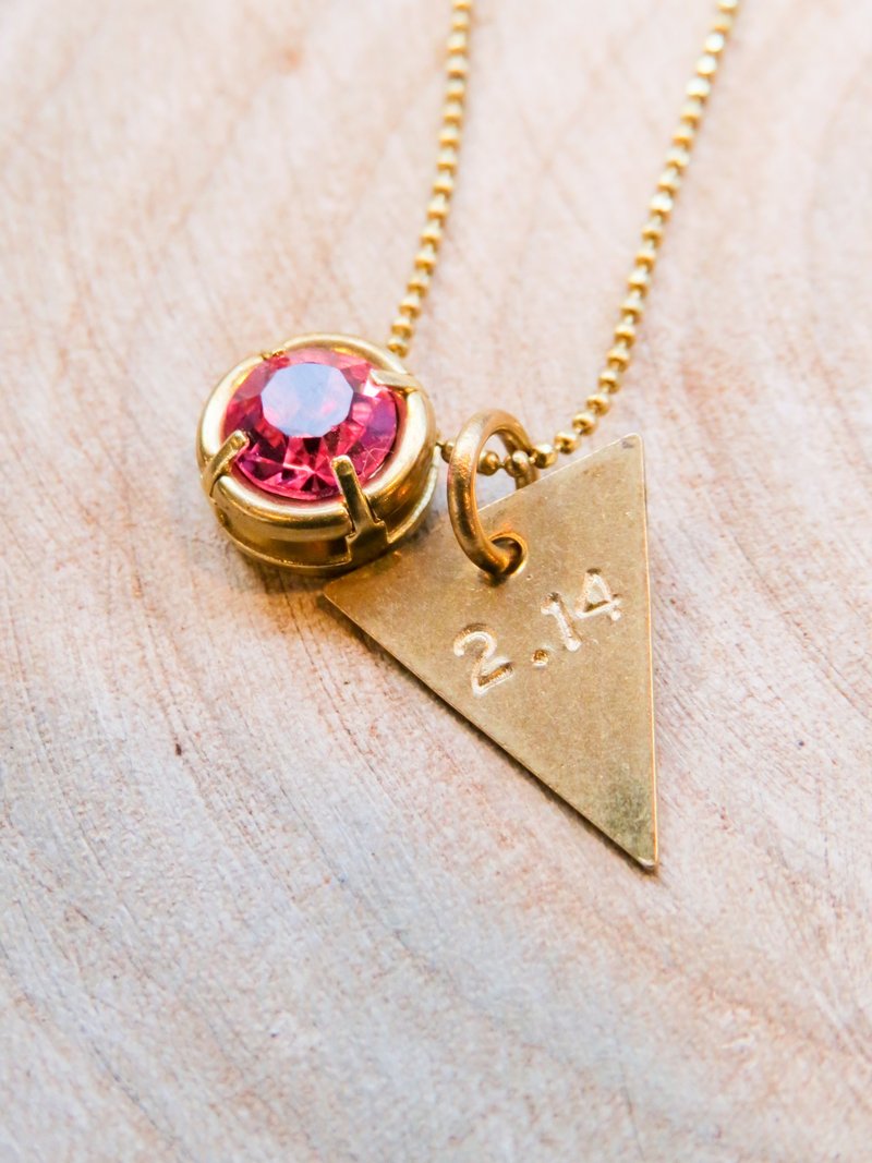 Wing Wing 手做饰品 黄铜镶台&施华洛世奇水钻X定制化刻字挂件 - 项链 - 其他金属 多色