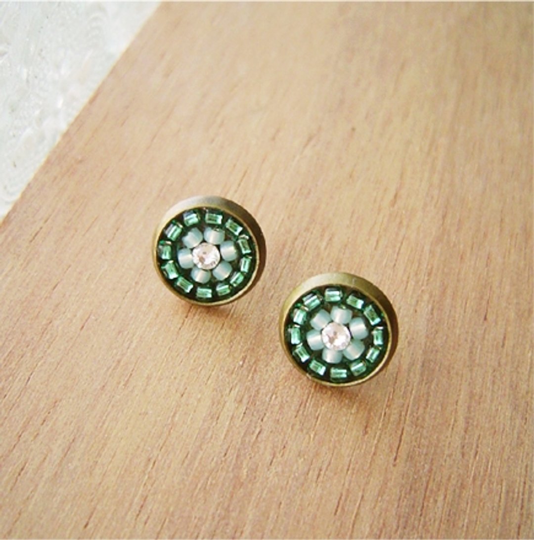 :: 小花砖 :: 璀璨(绿)。贴耳。Swarovski。圆。渐层。拼贴 - 耳环/耳夹 - 其他金属 绿色