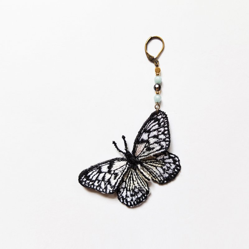 刺绣 小蝴蝶耳环 / 大白斑蝶 Paper Kite Butterfly - 耳环/耳夹 - 绣线 黑色