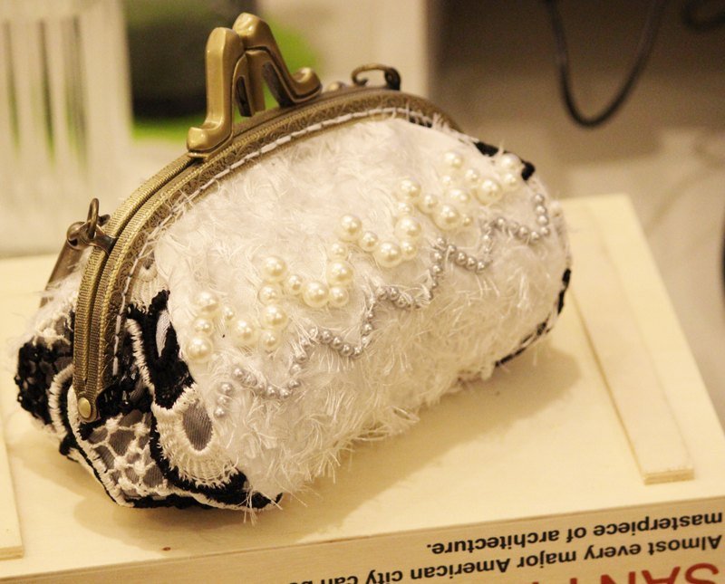 华丽珠饰款 白色拼接黑白蕾丝口金包  - 其他 - 其他材质 白色