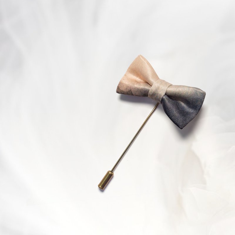 SK0071 日与夜 印花缎面蝴蝶结 限量手工胸针 - 胸针 - 其他材质 卡其色