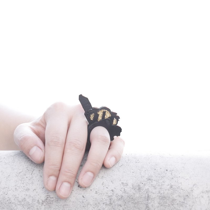 SUE BI DO WA - 手工制作皮革并合手织戒指-Hong Kong 100% handmade leather mix with yarn Ring(Hong Kong) - 戒指 - 真皮 黑色