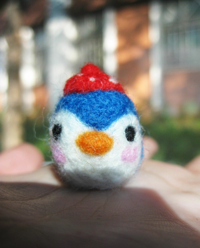 Minibobi手作羊毛毡-红帽小企鹅/防尘塞/吊饰/钥匙圈 - 玩偶/公仔 - 羊毛 蓝色