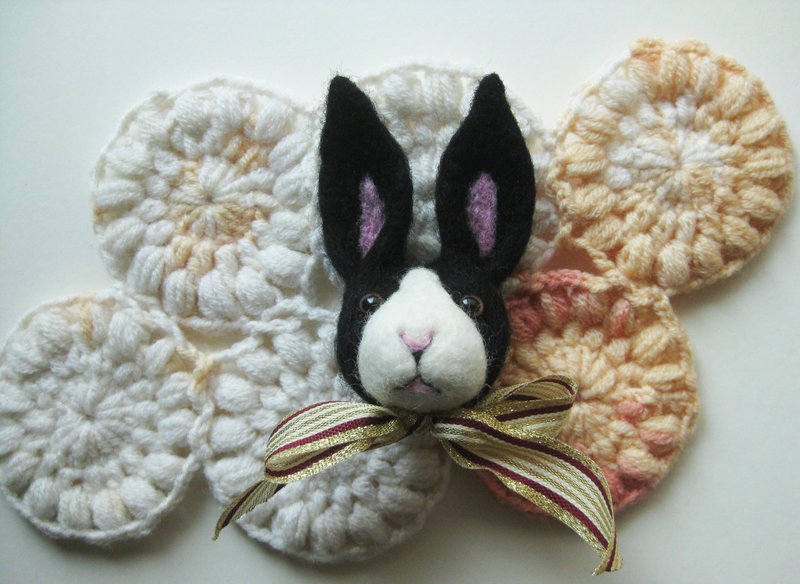 Minibobi手作羊毛毡-兔儿-别针/吊饰/防尘塞/钥匙圈 - 胸针 - 羊毛 黑色