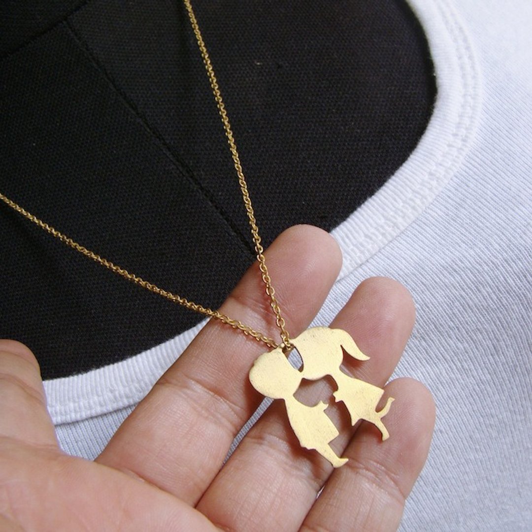 Boy and girl kissing pendant in brass hand sawing ,Rocker jewelry ,Skull jewelry,Biker jewelry - 项链 - 其他金属 