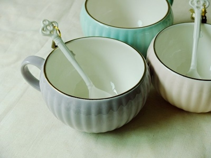 日本IZAWA Charmant 迷人的咖啡欧蕾碗+古典小匙组 浅紫 *附上漂亮纸盒，最适合为冬日给女孩儿朋友的小礼物 - 茶具/茶杯 - 瓷 紫色