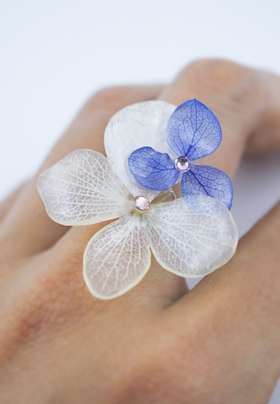 花园狂想曲 – 白色及蓝色绣球花花材缀 Swarovski 水晶戒指 - 戒指 - 宝石 白色
