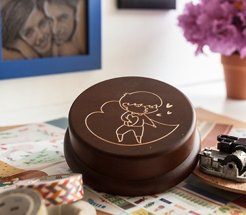 【生日礼物、纪念礼物、圣诞礼物】亲亲男孩 定制化 // 音乐盒 - 其他 - 木头 咖啡色