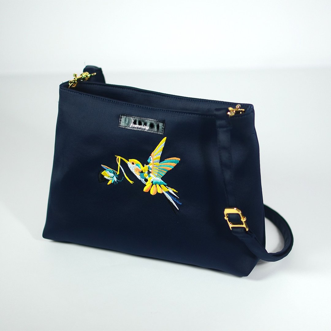 humming-送花礼的蜂鸟 Embroidery Bag 〈刺绣肩背包〉 - 侧背包/斜挎包 - 其他材质 蓝色