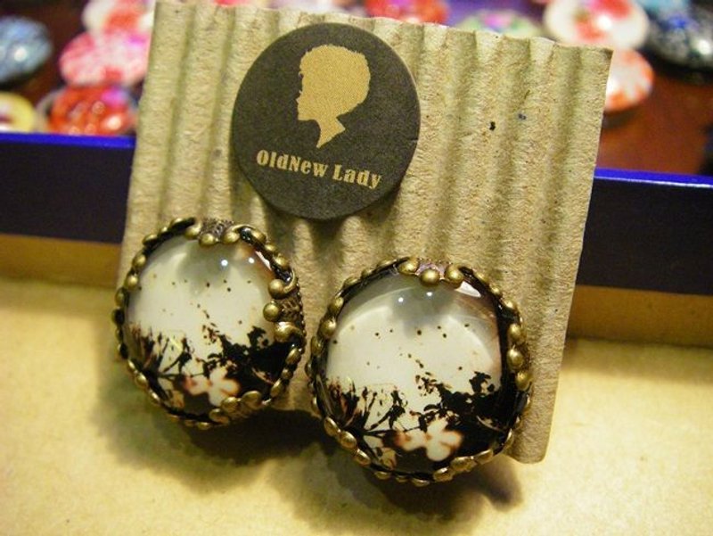 OldNew Lady-古铜色圆型耳环-摄影款【路边野花】 - 耳环/耳夹 - 玻璃 黑色