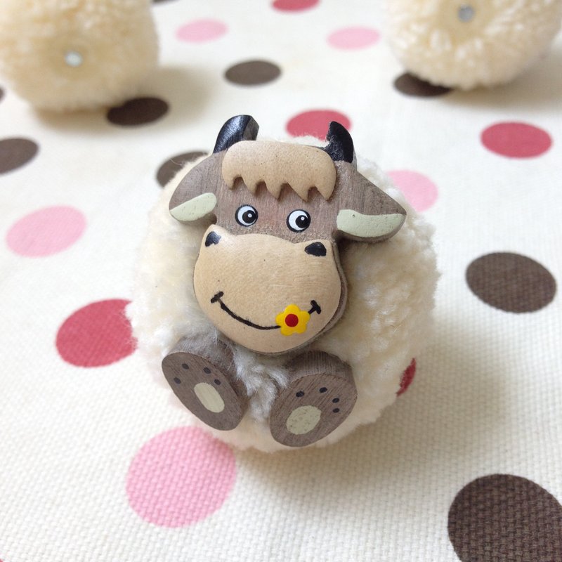 【毛线澎澎牛x小灰牛爱小花】手工木制钥匙圈/吊饰/磁铁 - 钥匙链/钥匙包 - 羊毛 白色