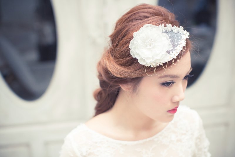 《Being of Love》水滴形蕾丝新娘头饰／蕾丝花朵复古半帽子 ／西式婚礼手工制婚礼配饰 - 发饰 - 丝．绢 白色
