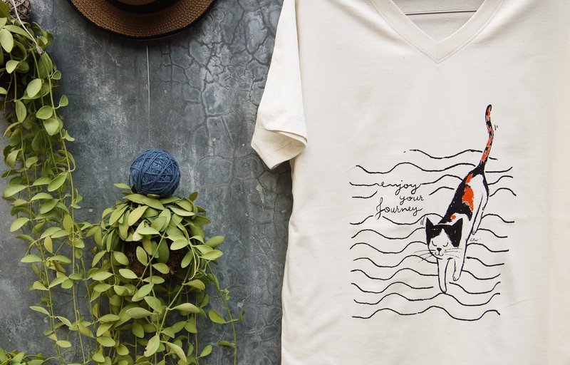 T shirt V neck cotton Calico Cat enjoy journey - 中性连帽卫衣/T 恤 - 棉．麻 卡其色