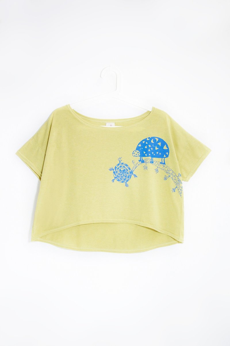 夏装 女装手感棉质短版上衣Tee 不规则上衣-尼泊尔瓢虫 树木 果绿 - 女装 T 恤 - 棉．麻 绿色