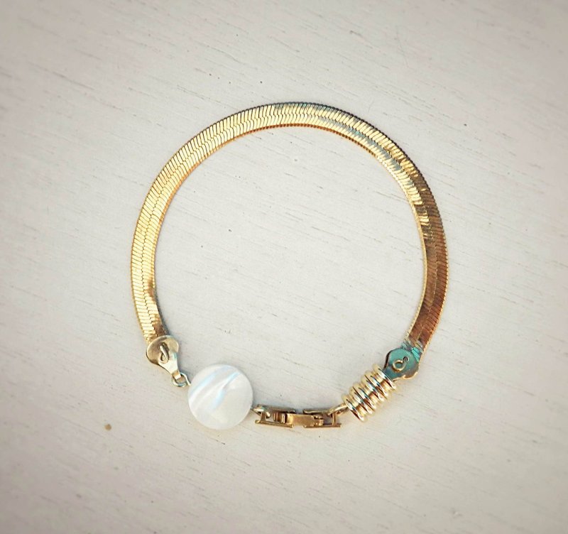 the st.【 给你 给自己 】 冬季新品 天然珍珠贝 造型铜手链 - 手链/手环 - 其他金属 金色